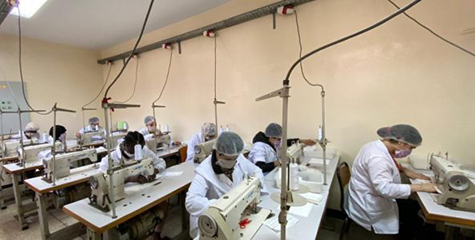 نزلاء مؤسسات سجنية ينتجون 20 ألف كمامة واقية من “كورونا” يوميا