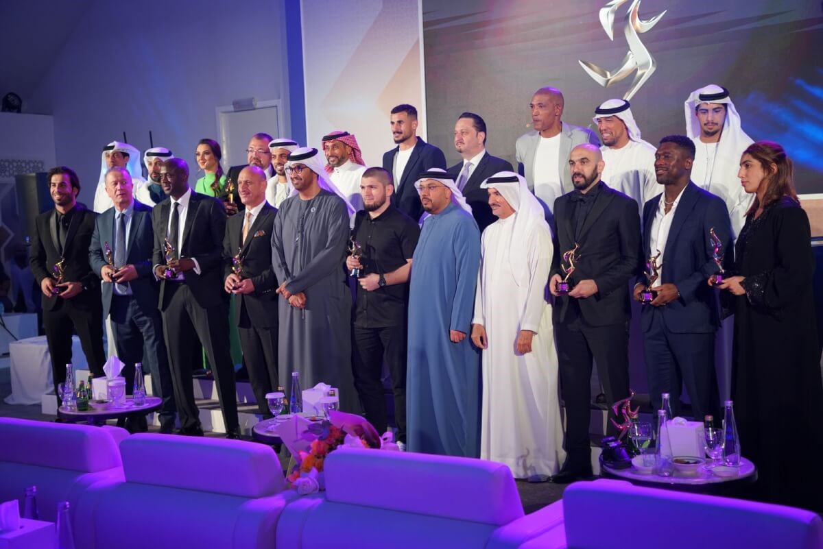 الركراكي يفوز بجائزة أفضل مدرب عربي عالمي ووعد بإحراز كاس العالم المقبلة