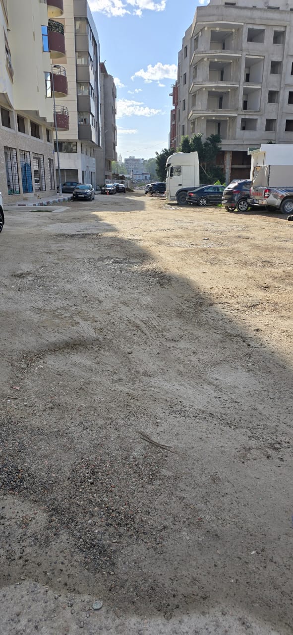 طريق غير معبدة بقلب المدينة و Sساكنة الحي تعبت من وعود رئي ùس المجل ùس الجماعي..
