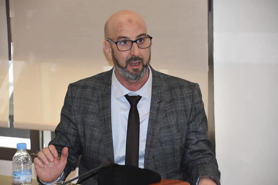 عمر القاضي.. بين البحث عن الهوية وبناء المعرفة